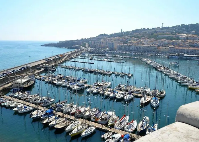Appartement 38m² avec piscine, parking, WiFi à Sète - 4 personnes, 2 pièces - FR-1-472A-139 Appartamento
